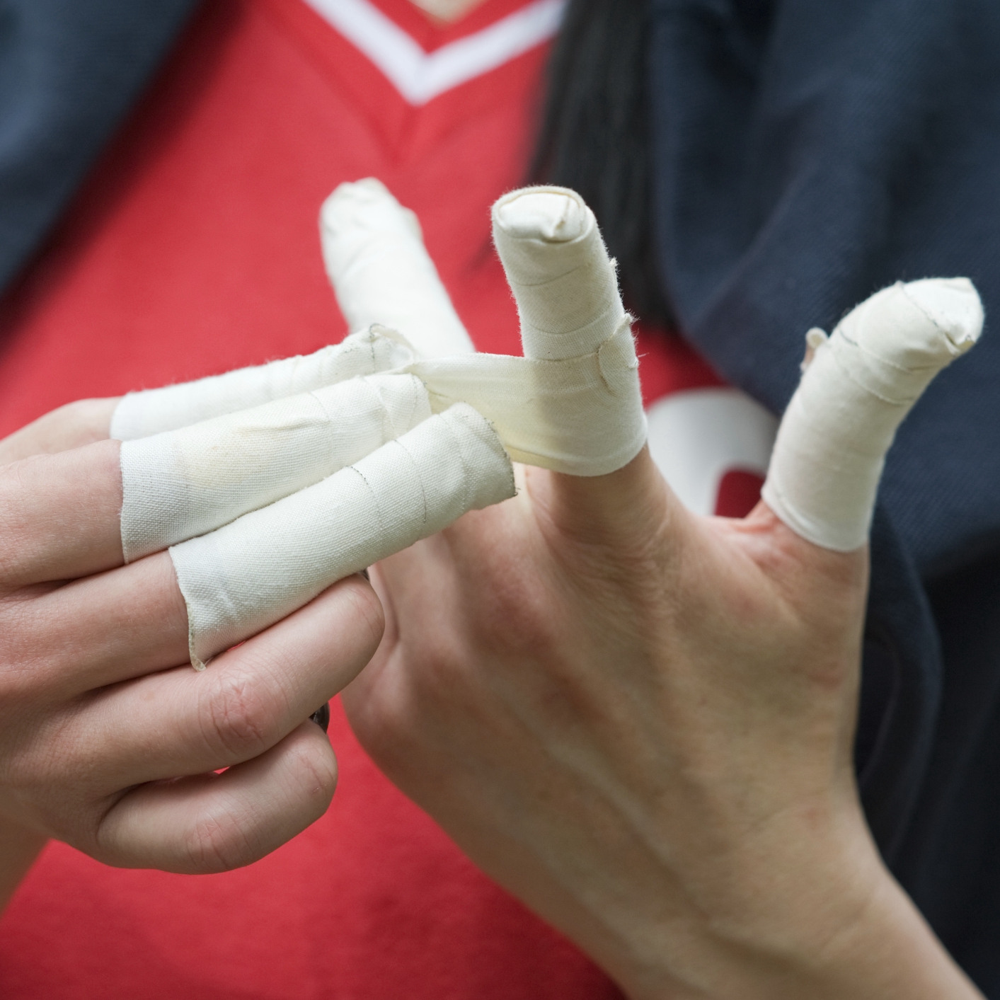 Jugador de voleibol con los dedos vendados