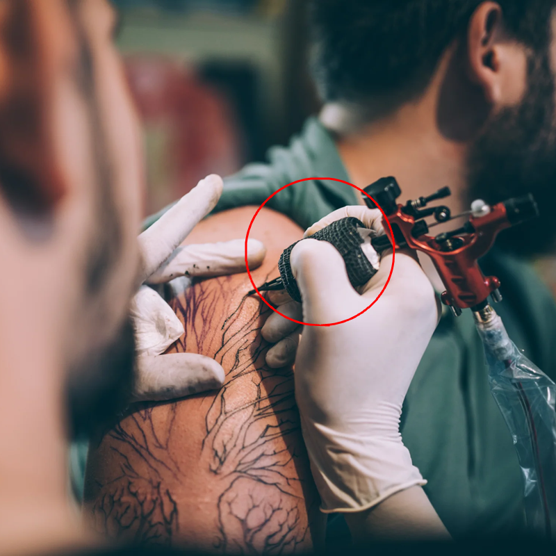 rollo de vendaje para el cuidado posterior del tatuaje