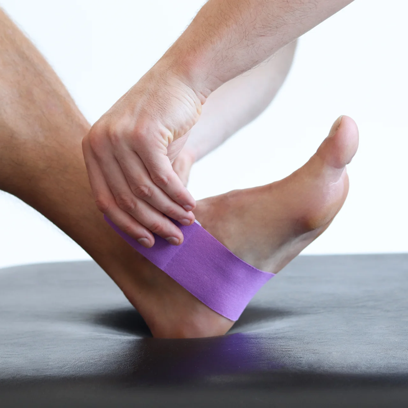 Wie man Kinesiologie-Tape für den Fuß verwendet