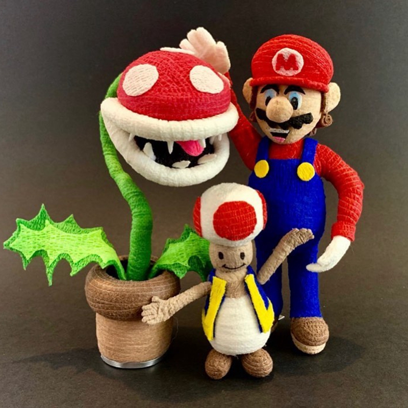 Una obra de arte de muñeco de Super Mario hecha con una venda de veterinario