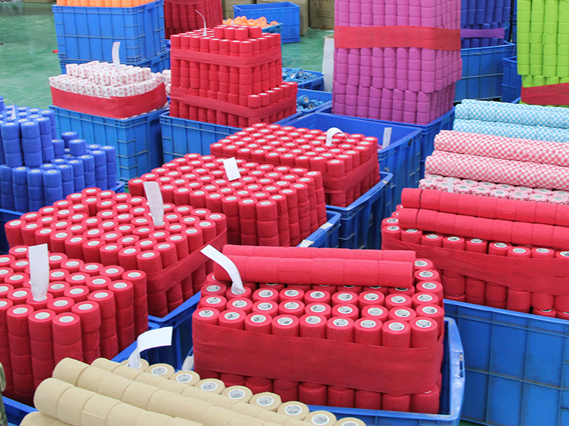 De grandes quantités de bandages vétérinaires en stock à l'usine