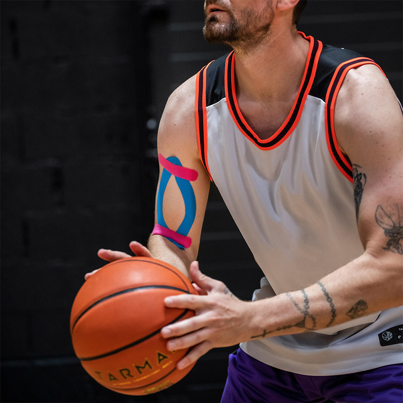 Атлетическая мышечная лента для баскетбола.