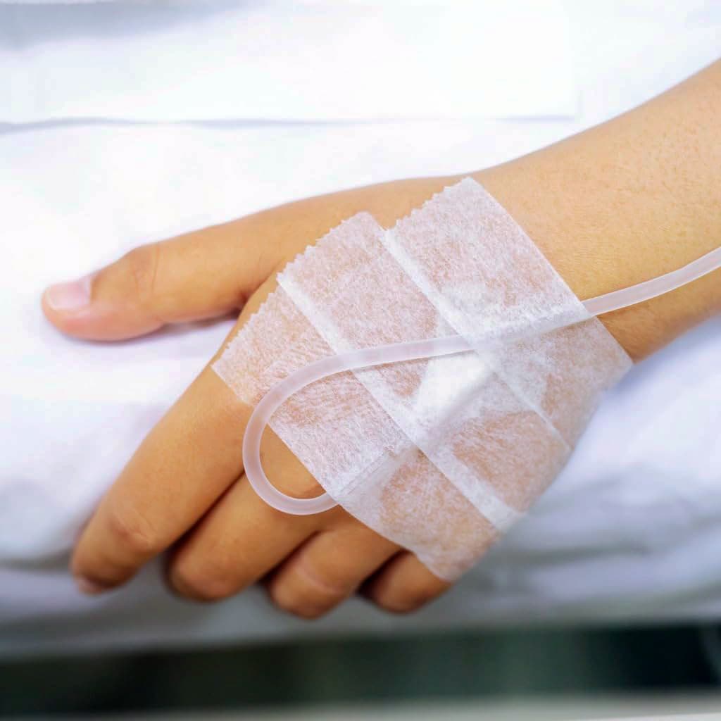 Cinta de papel médica para fijar el tubo de infusión intravenosa.